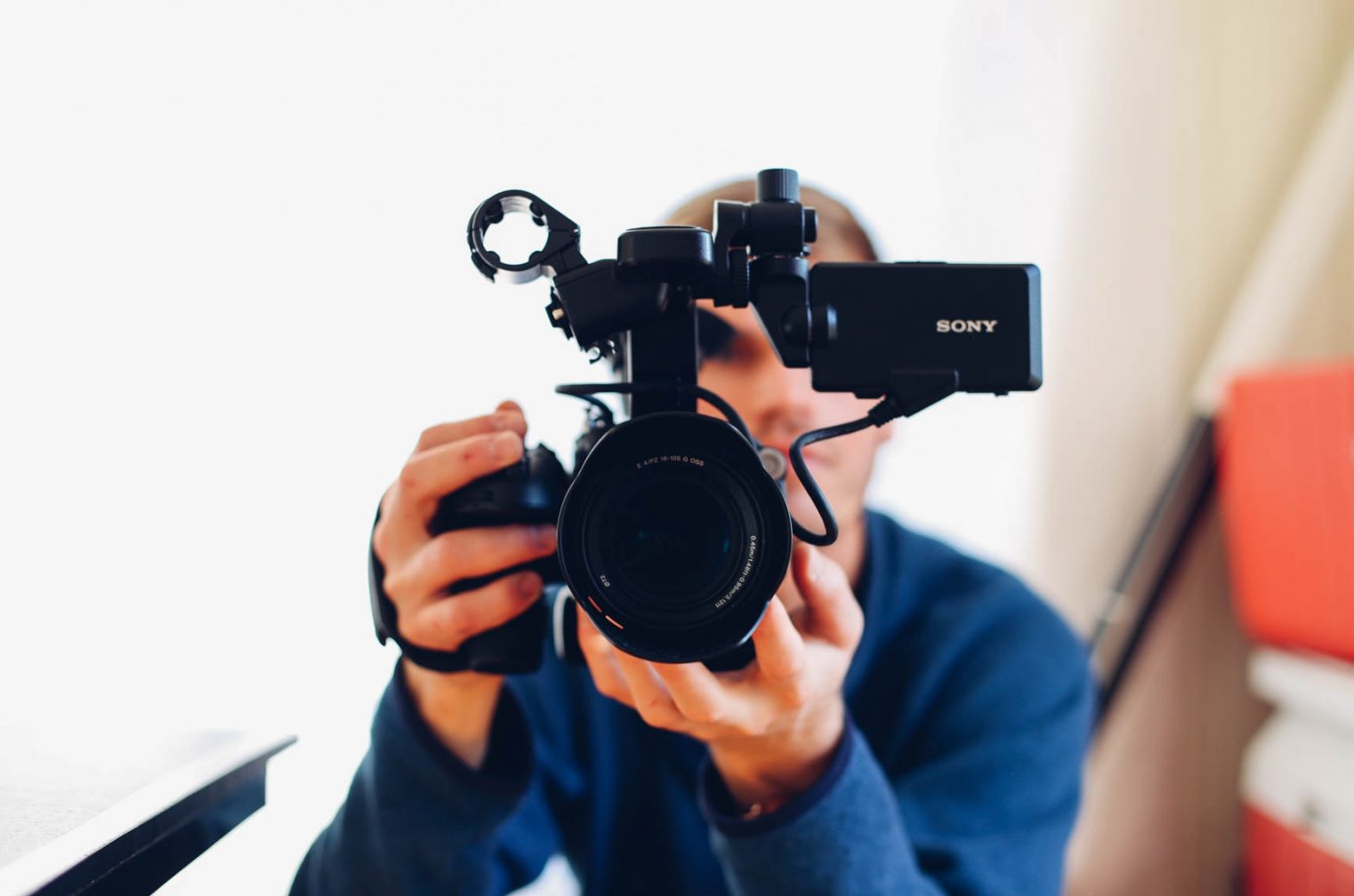 “AI動画編集サービス”と“映像制作会社” 結局どちらがいいの？